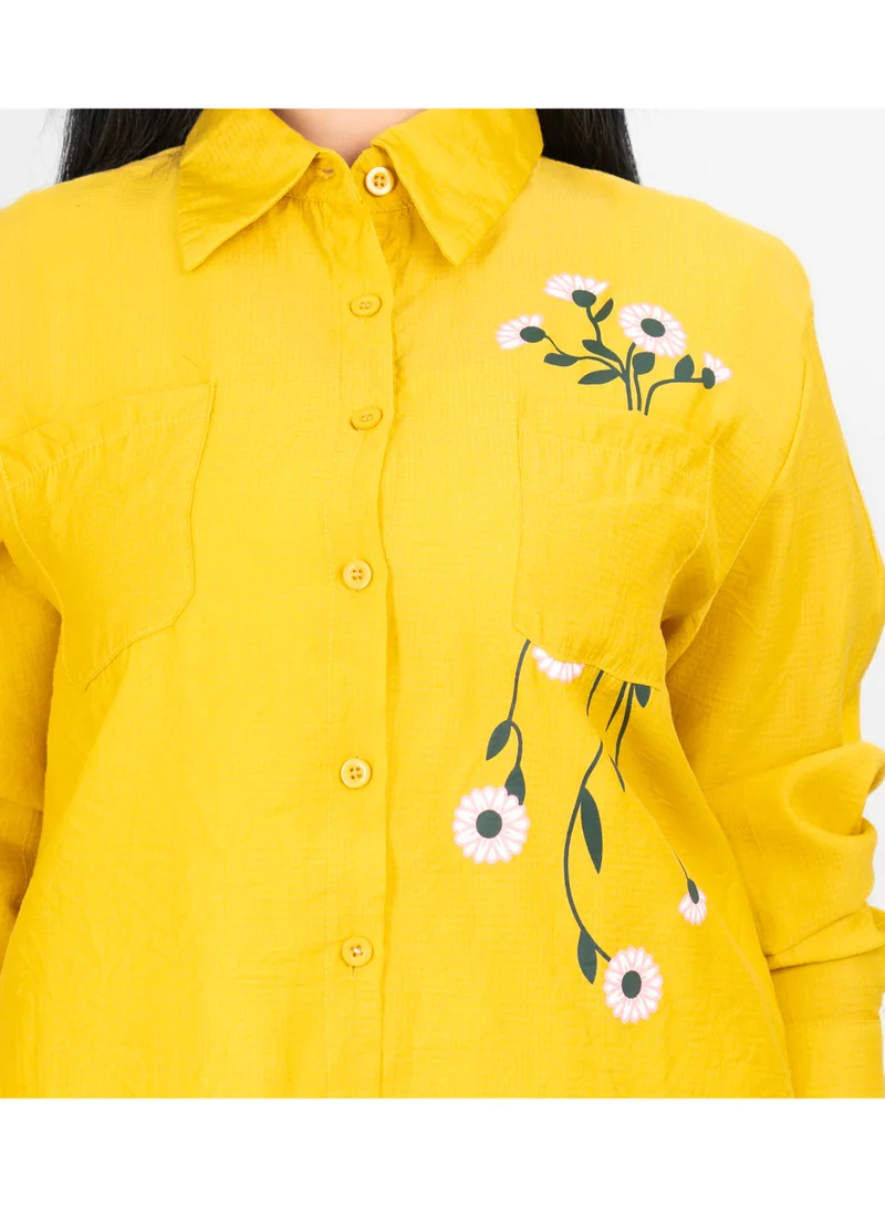 اكسا طقم عصري من قطعتين، قميص وبنطال سادة، بتفاصيل تطريز جانبية.